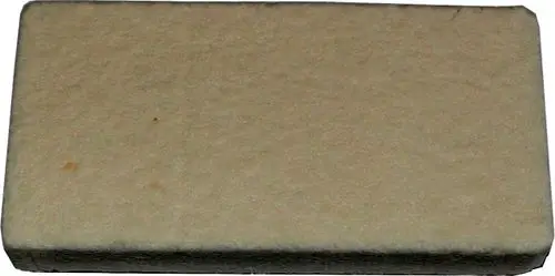 Rektangulärer Reinigungsstein in neutraler Farbe, geeignet für die Reinigung und Pflege von Heizkörpern. Produkt der Marke Wolf.